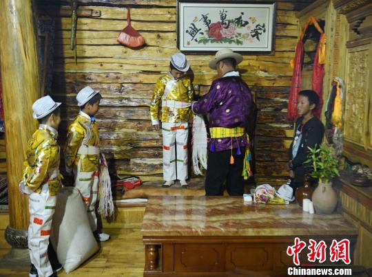 12名中外小朋友泸沽湖体验摩梭成人礼