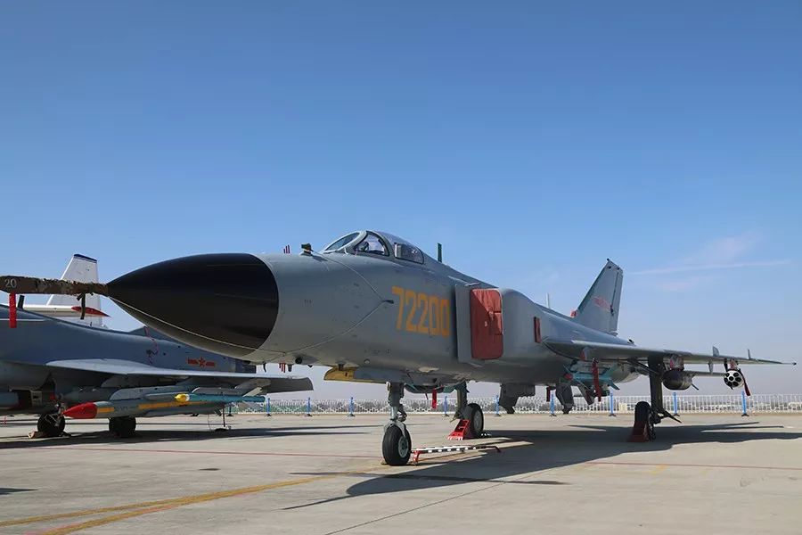 歼轰-7a:该机是超音速战斗轰炸机,主要用于地/海面战役,战术纵深目标