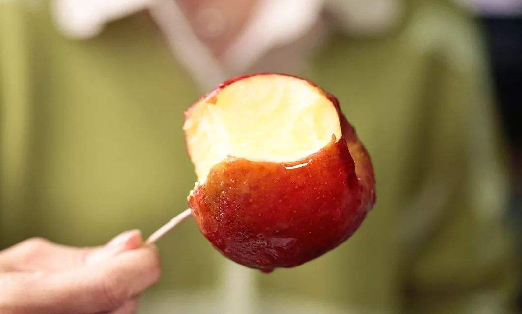 卖糖葫芦老爷爷有做给阿撩的童年美食记忆,把苹果洗净串在竹签上,沾满