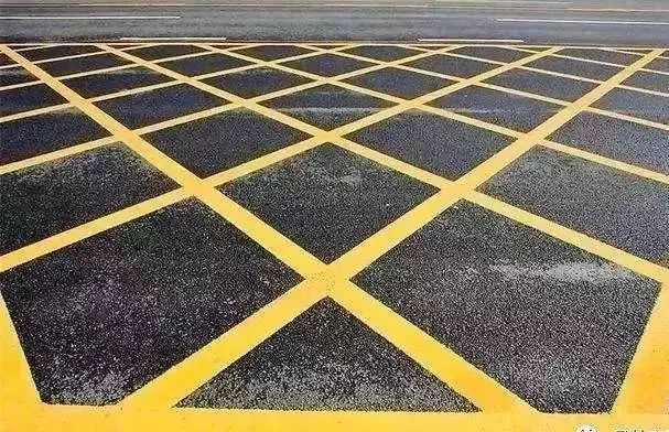 这种黄色网格状的标线是标示禁止以任何原因停车的区域,这种标志一般