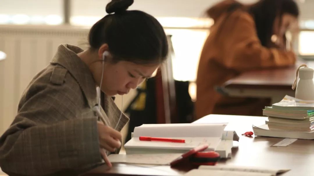 六师式温暖 | 图书馆里的读书人