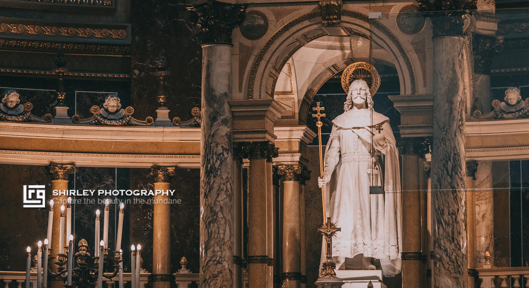 主祭坛处有一尊圣伊什特万的大理石像,大天使长加百利手举圣冠站在