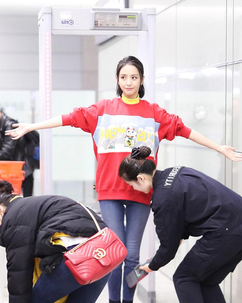 原创36岁佟丽娅穿白色卫衣现身机场颜值高就是任性搭牛仔裤也好看