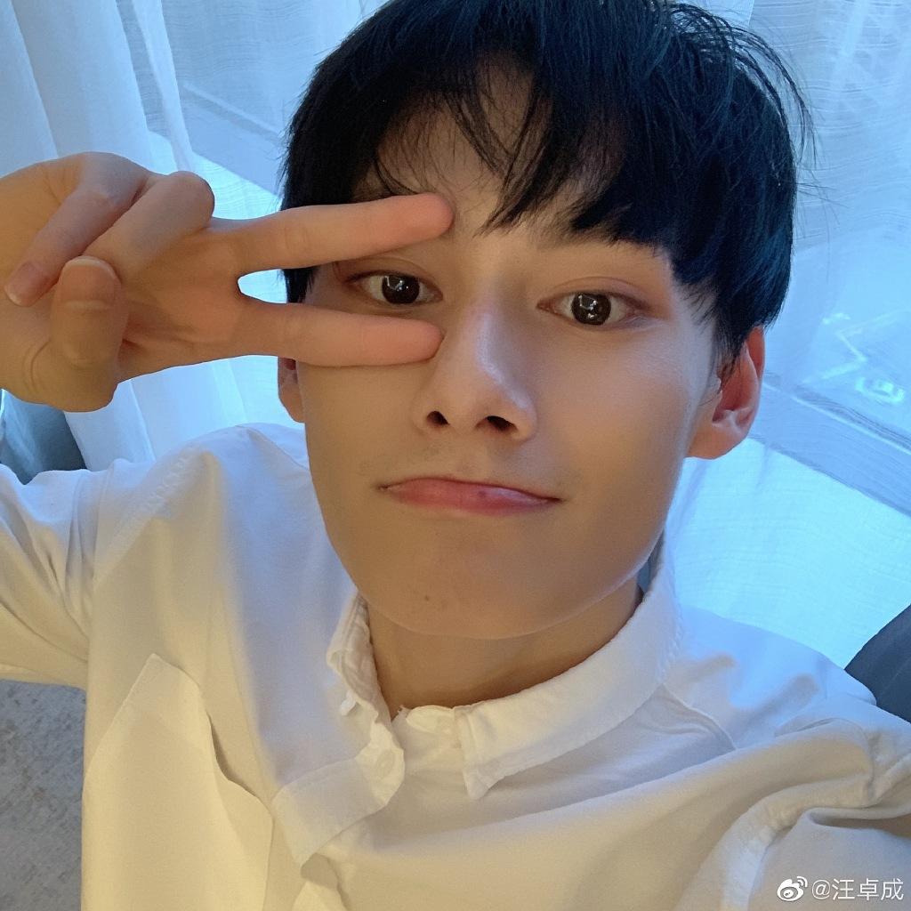 刘海宽飞机上给汪卓成变魔术,各种展示技能!被汪卓成吐槽:没完