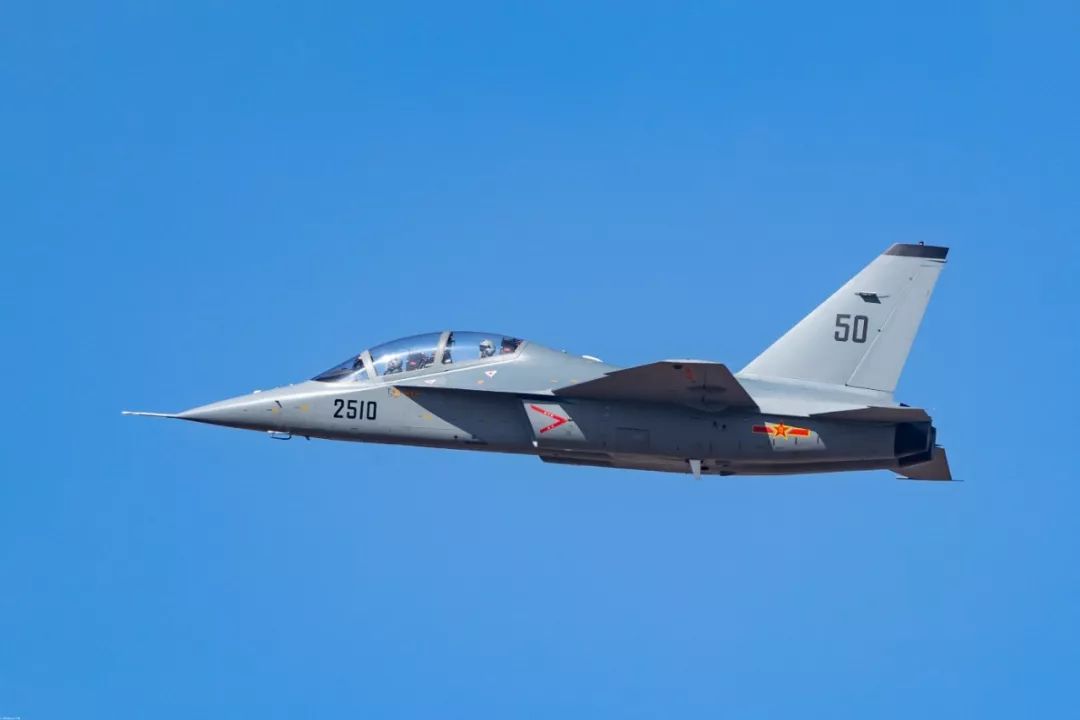 队表演当然最引人瞩目的还是洪都公司教练机呈谱系化集体亮相,初教6