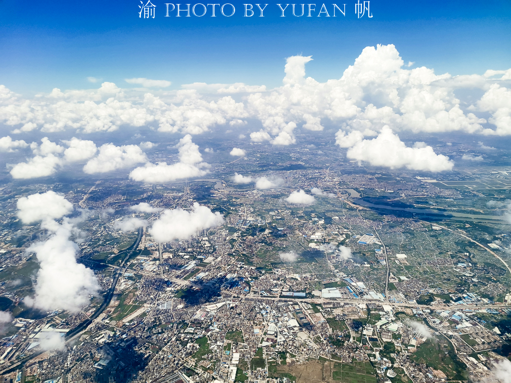 飞机上航拍大广州，不愧是与北京上海齐名的一线城市，令人震撼