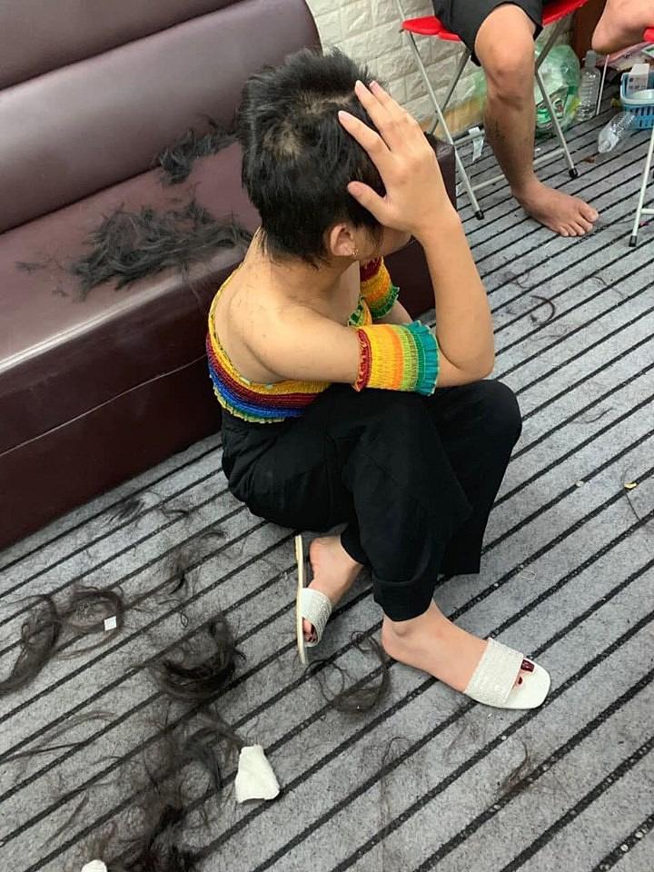 老婆刚出门,理发店老板出轨洗头妹,惨被剃头