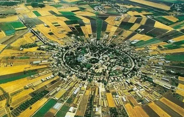 这种形态像极了20世纪英国社会学家霍华德提出的"田园城市",都是放射