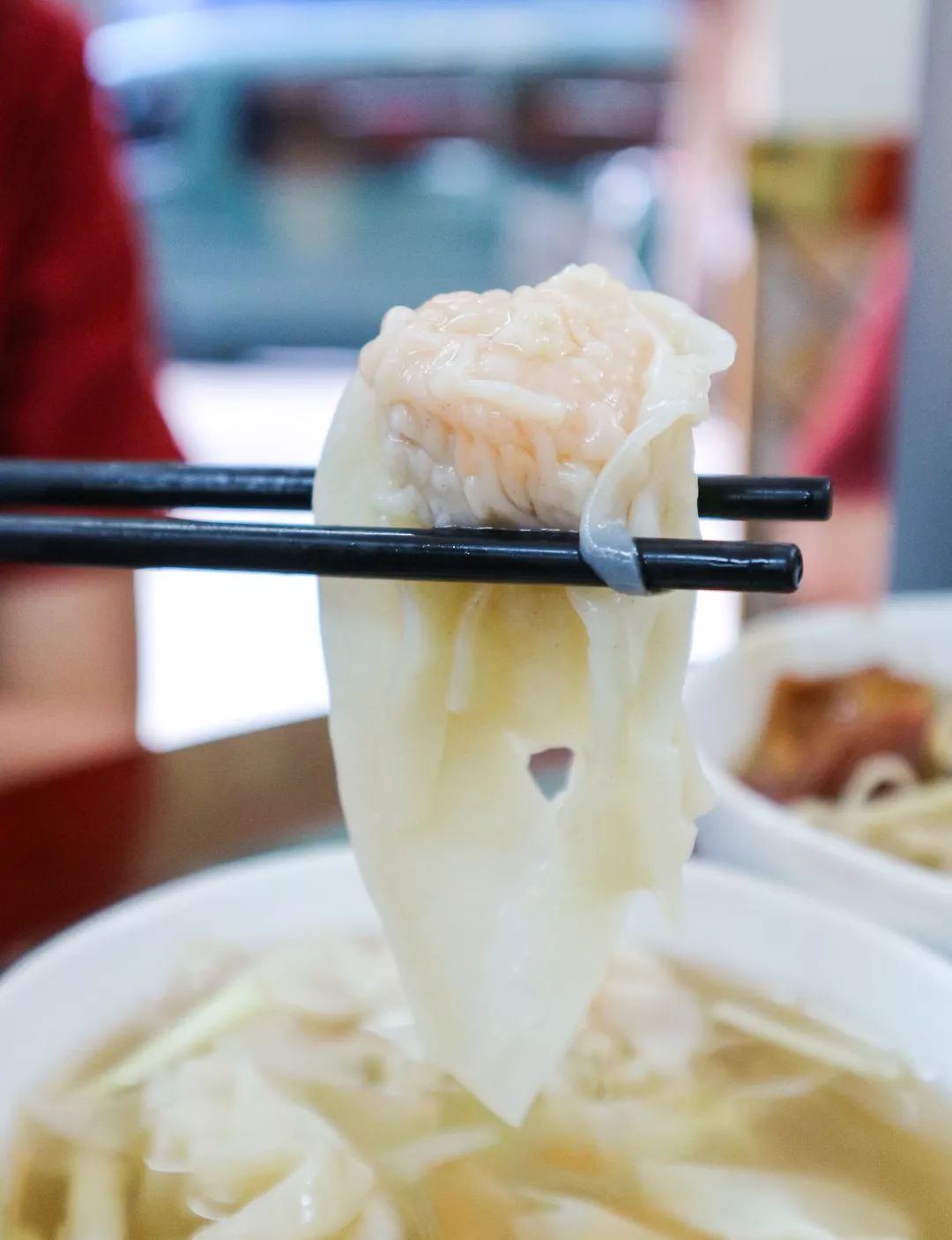 在热汤中滚两滚,圆滚滚的鲜虾净云吞就可以用鸡公碗呈上了,粉粉的虾肉