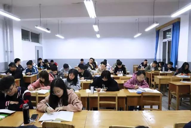 围观晚自习打卡看大学生们的青春模样