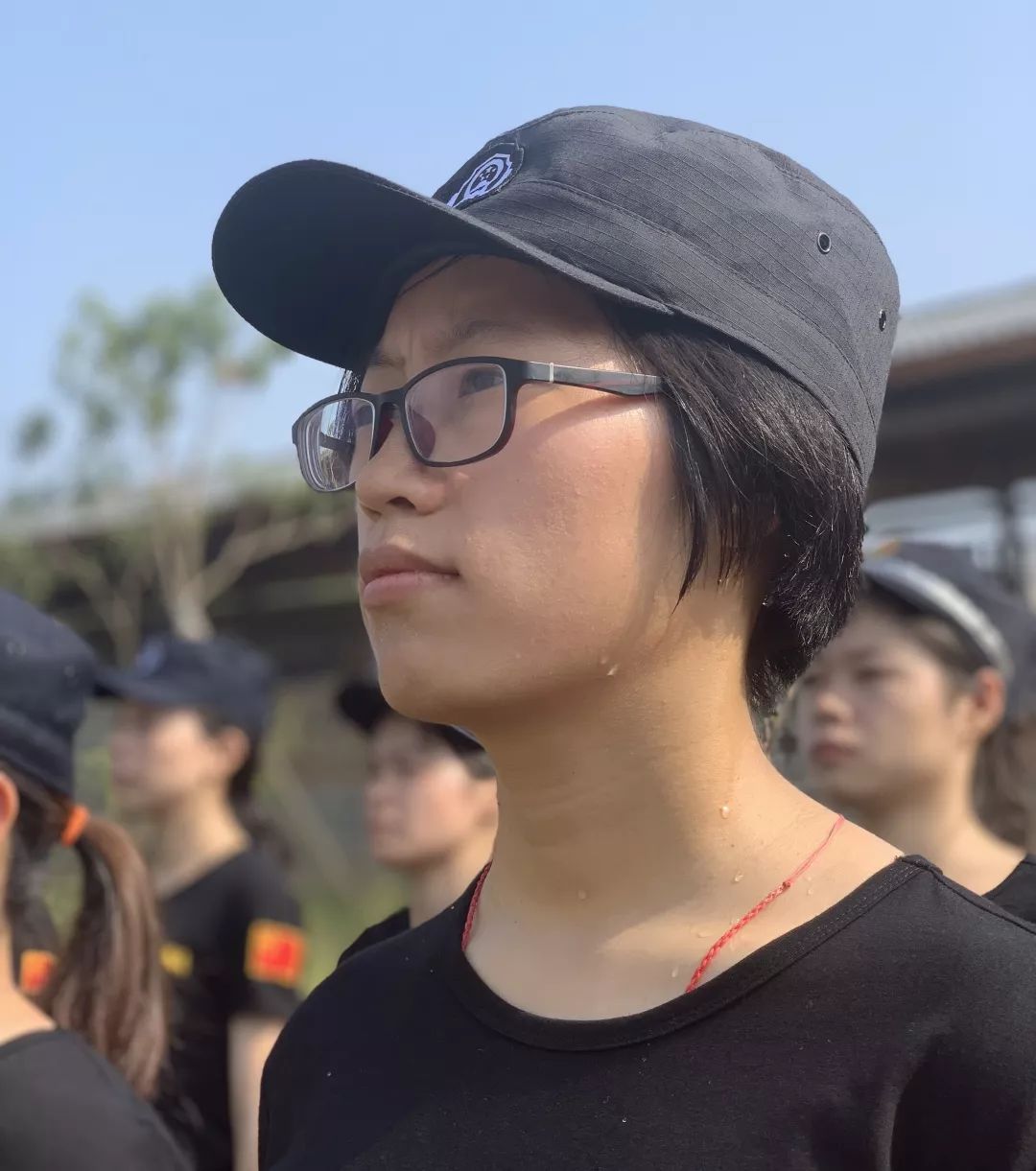 展现出别样风采用挺拔的身姿彰显了军人的意志训练场上的女学员们巾帼