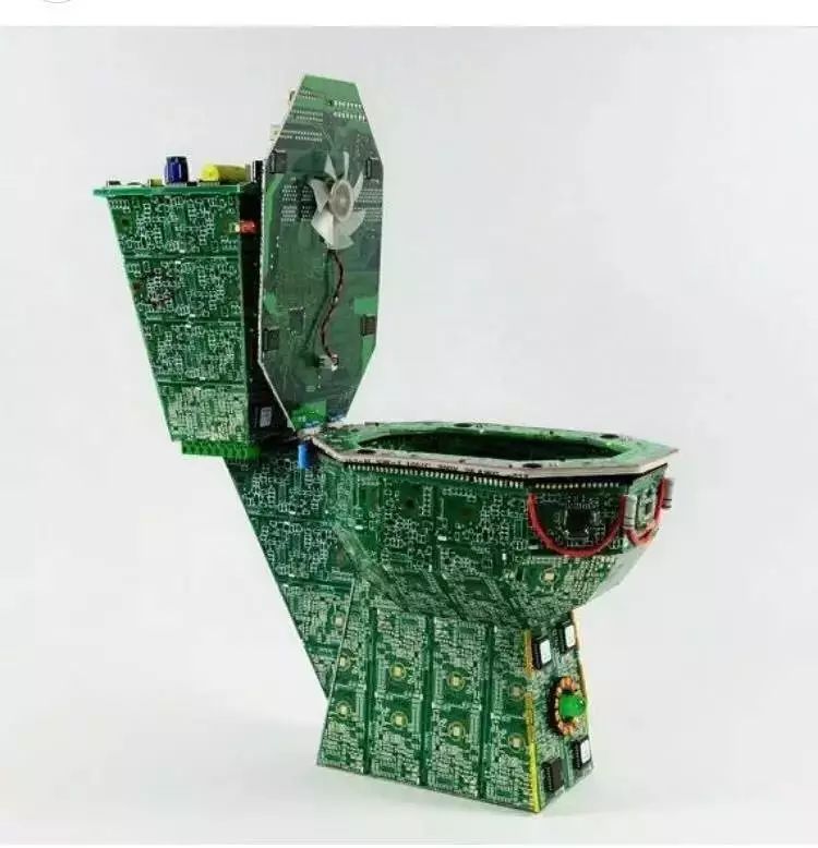 绝了!下面的马桶更绝!这是铁王座吗?像这样的;确定不会漏电吗?