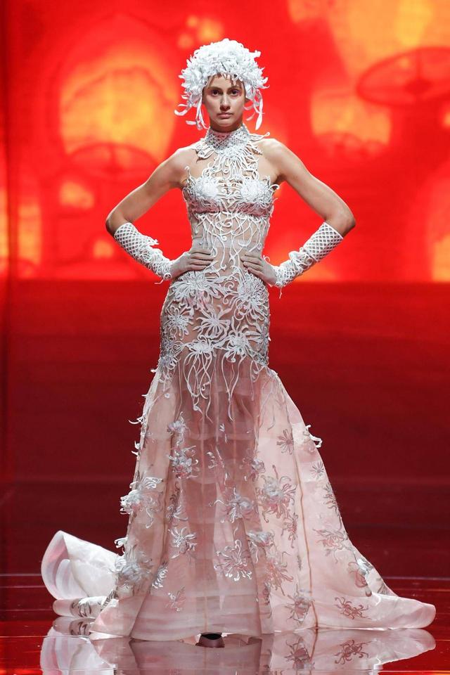 劳伦斯·许推全新品牌—laurence·xu white"花神"婚纱惊艳众人_礼服