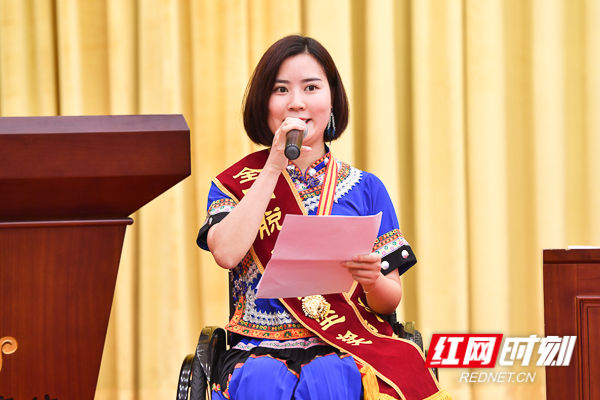 全国脱贫攻坚先进事迹巡回报告会在长沙举行扶贫经历个个感人