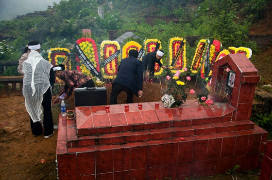 越南风俗:葬礼要撒美金