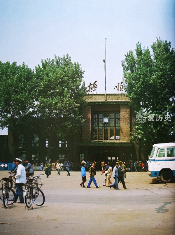 1981年抚顺珍贵彩照破旧不堪的工人住宅站前饭店的蒸饺好香