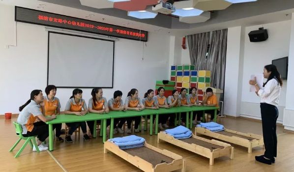 16日上午,福清市宏路中心幼儿园结合本园教育工作实际及保教队伍状况