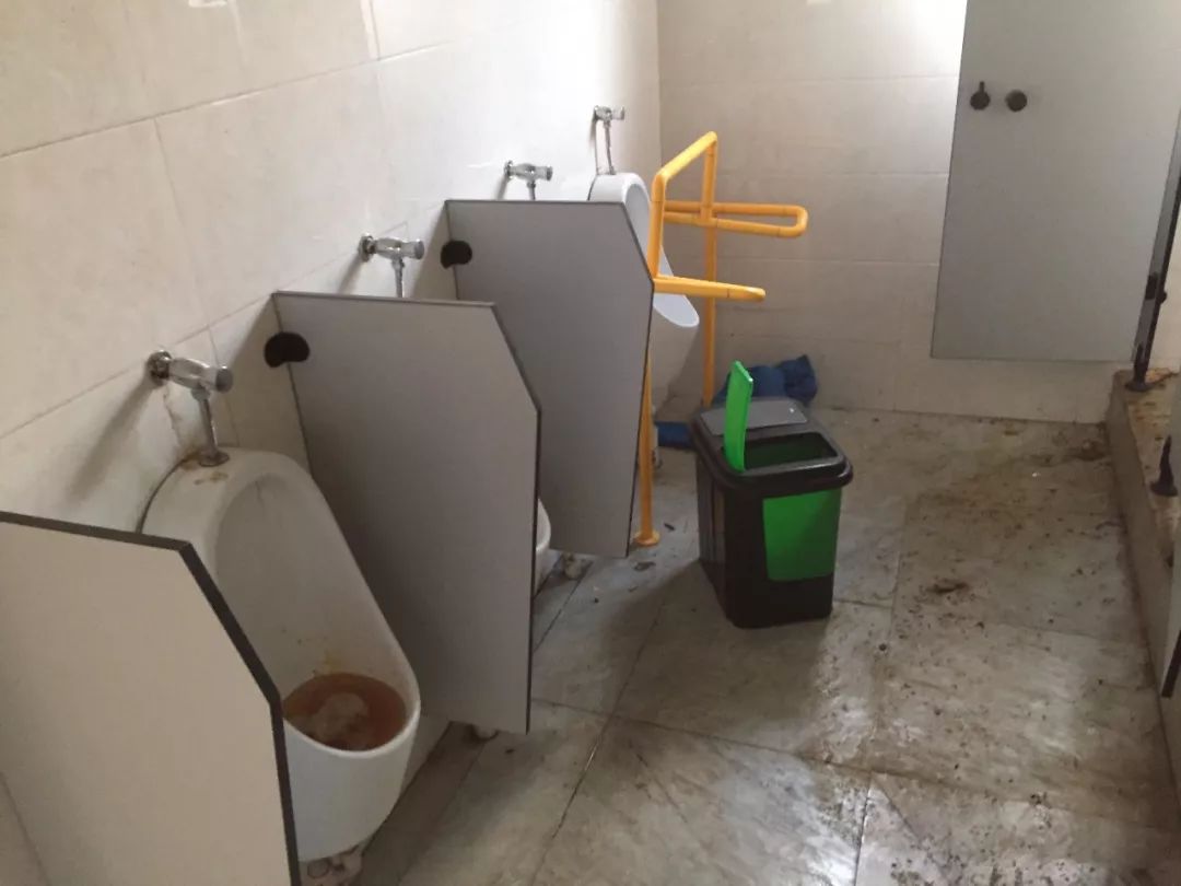 桥头豪华厕所,徒有光鲜外表,其实肮脏的不行!_公厕