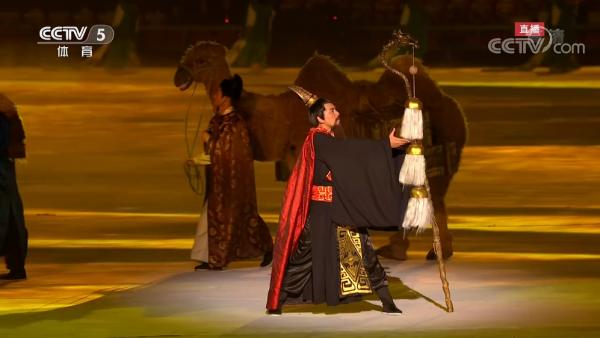 两千多年前,中国的商队就开始带着贵重的丝绸,瓷器等货物,由长安出发