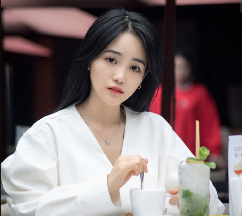 原创uzi女粉坐落虎牙二台,jk制服为其应援?大师兄女粉不服了!