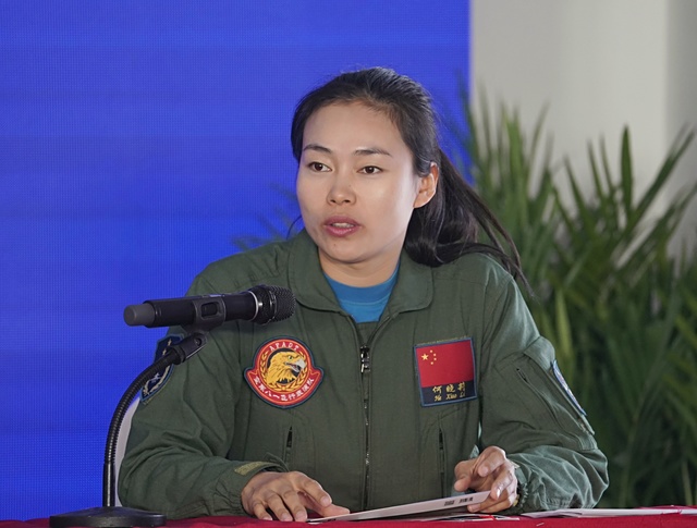 歼-10女飞行员何晓莉.