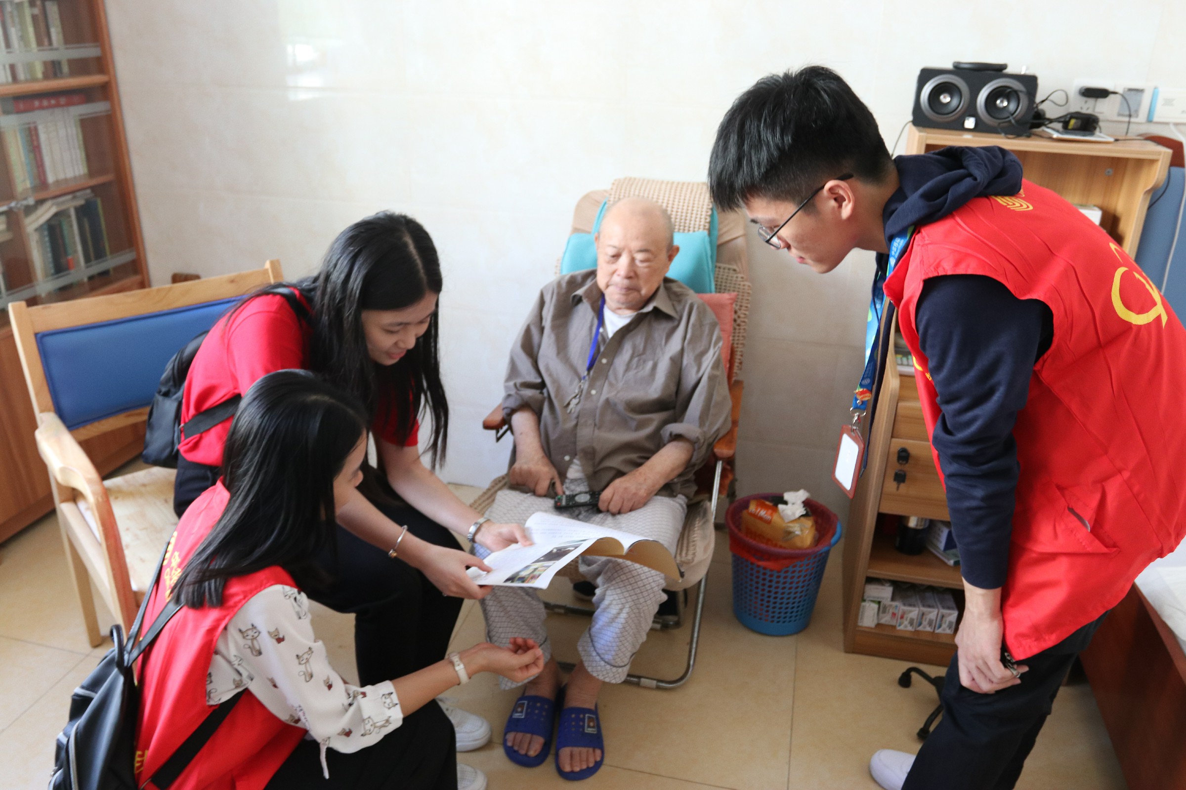 关爱老人情暖夕阳湛江移动志愿者情牵养老中心老人