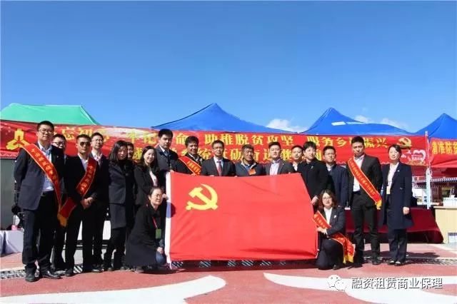 南市隆子县玉麦乡做金融扶贫宣传时与央宗(时代楷模人物)合影3月29日