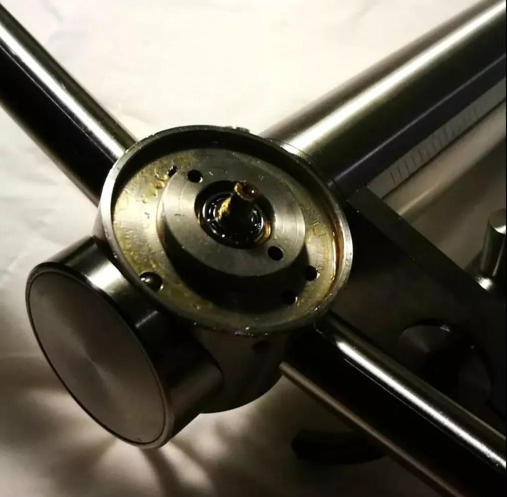 拿下发条轮可以看到fr64的中心轴承:fr64s的针压刻度轮位置在支点轴承