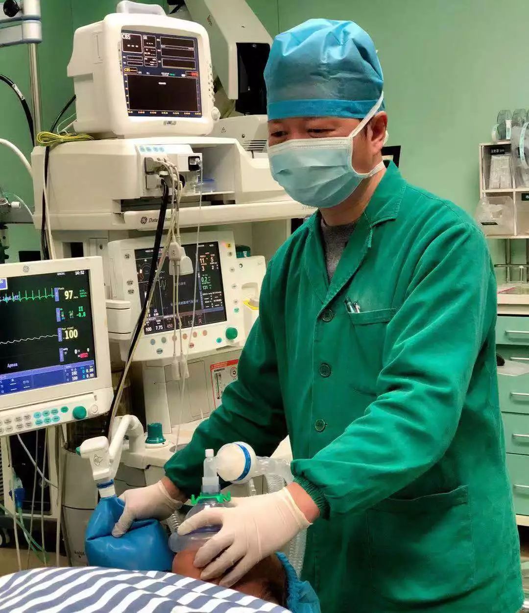 病史,手术外伤史,实验室检查,心肺功能;并针对手术向主刀医生建议做