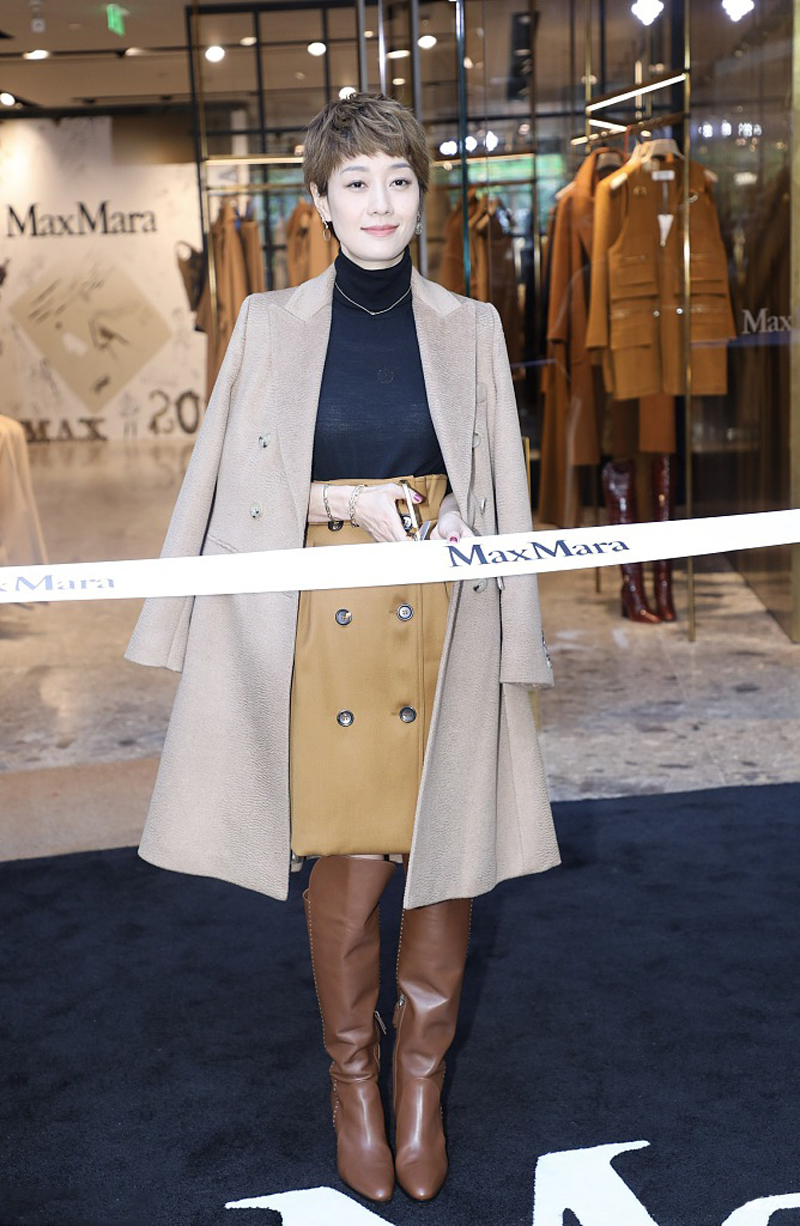 马伊琍披大衣气场强,手部皮肤松弛露青筋,纸片身材长靴都塞不满