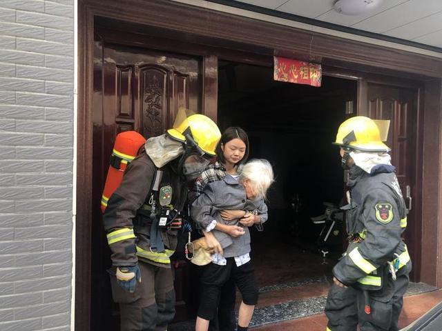 杭州一家忘了厨房还在烧着菜人却离开了突发火灾5人被困