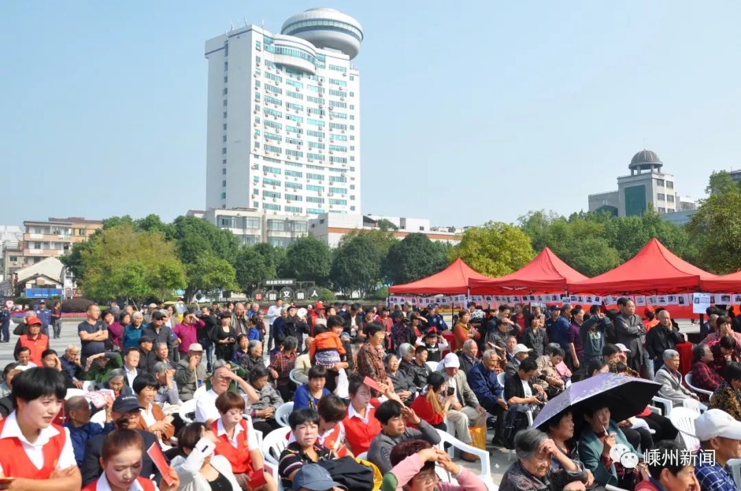 嵊州文化广场上的这一抱让人泪目做梦都想见的父母找到了