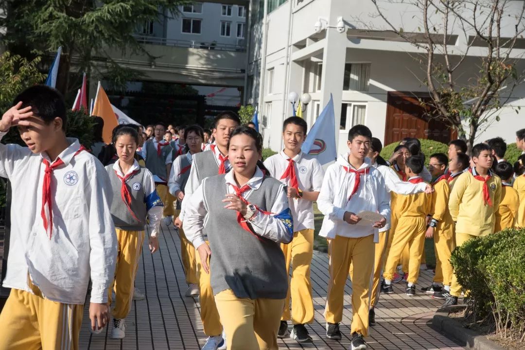 建平香梅中学校服图片