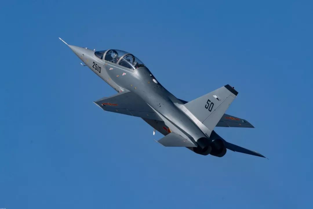 洪都教练机全谱系震撼亮相空军开放活动_飞行