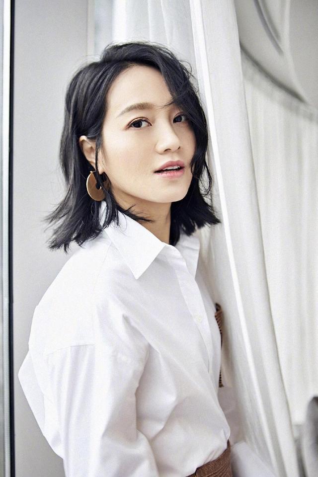 朱丹又出新造型白衬衫配阔腿裤简约时髦齐肩发型美出新高度