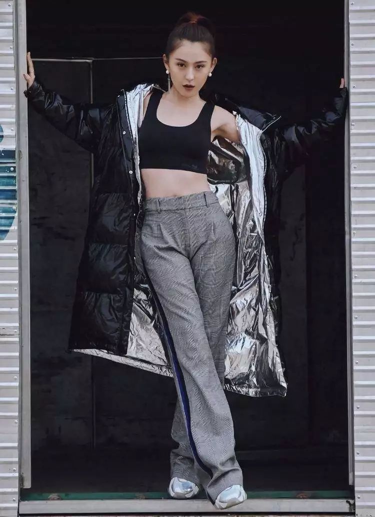 33岁热依扎一改往日火辣穿着,白西装配黑内搭,笑得跟花一样美