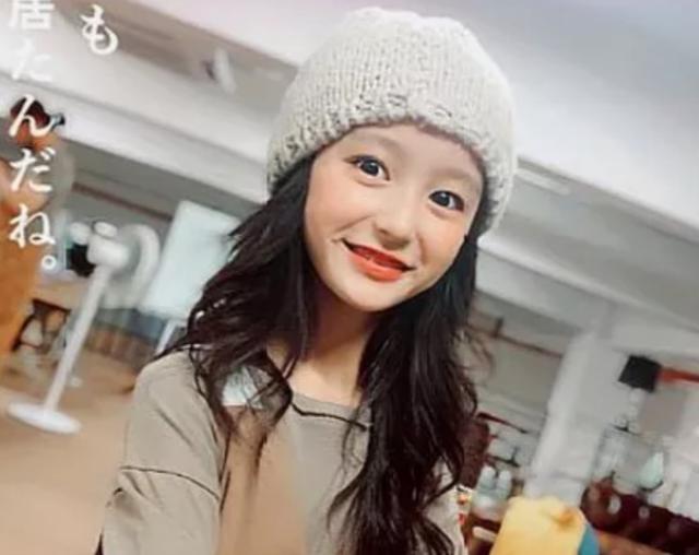 裴佳欣再一次直播中,以纯素颜的状态跟粉丝互动,有一