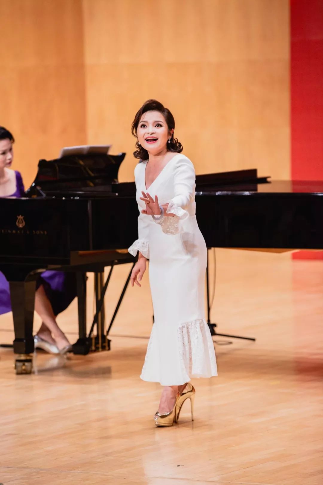 的各届优秀毕业生代表,如全国模范教师,声乐教育家,歌唱家吴碧霞教授