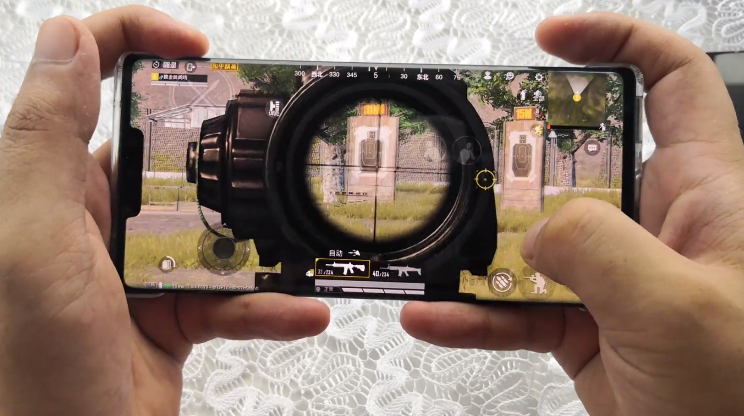 仿佛自带"物理外挂",华为mate30 pro黑科技轻松四指吃鸡