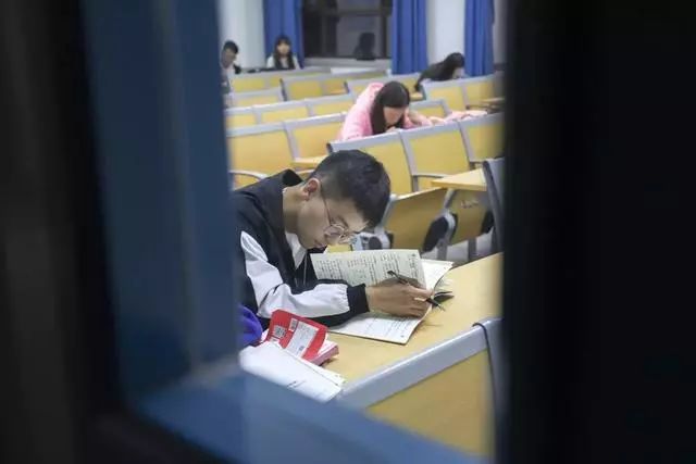 围观晚自习打卡看大学生们的青春模样