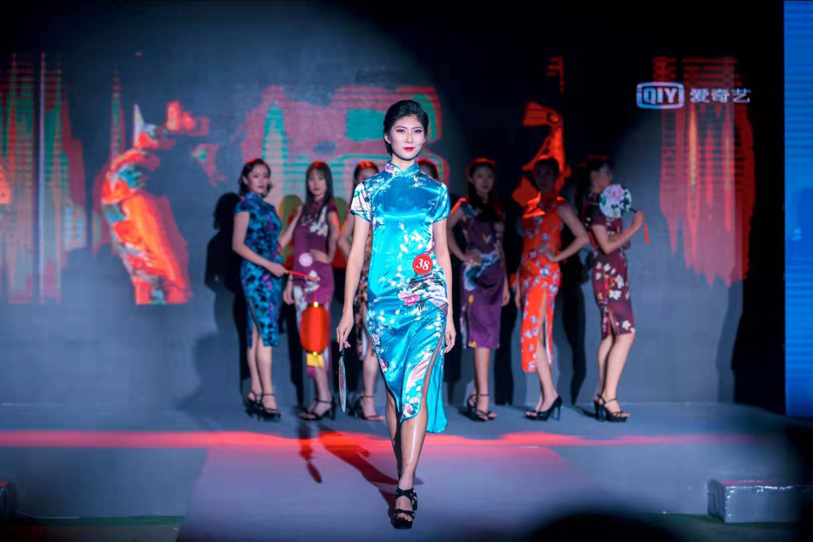 当晚还邀请到了青年女高音歌唱家孔迪女士演唱《我爱你中国》,为大赛