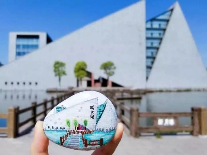 细数满天繁星曾在朗月湖畔低眉望湖水微波荡漾我犹记初入扬州大学i