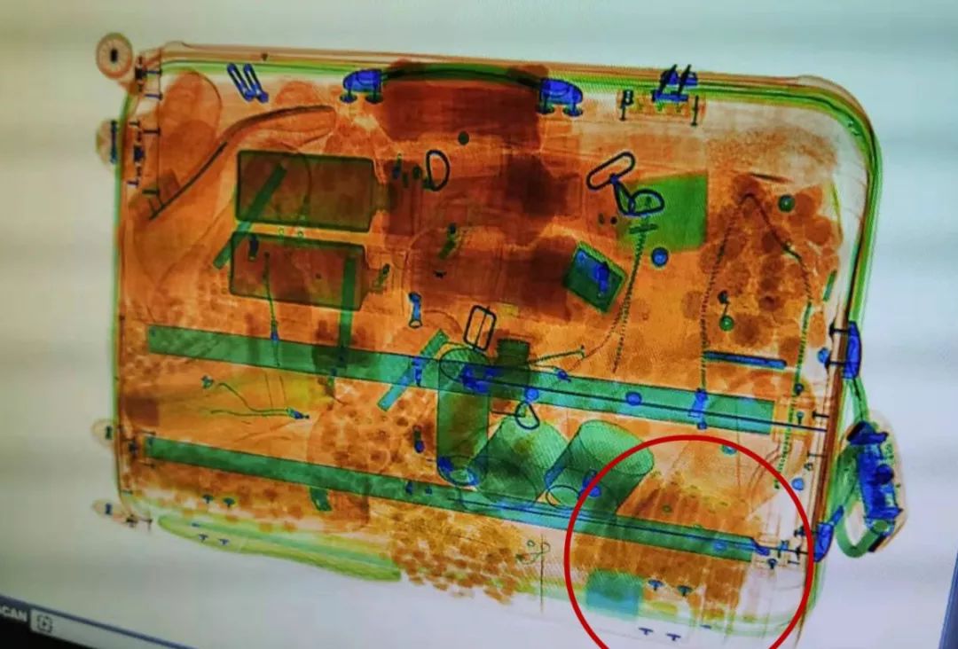 乘客的箱子里携带了违禁品原来 海关显示屏上有显示擅自开启或损毁