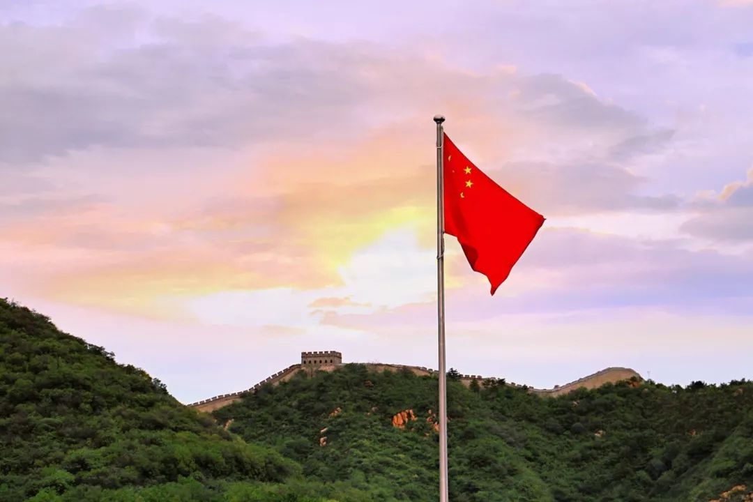 作品说明:长城下的五星红旗.