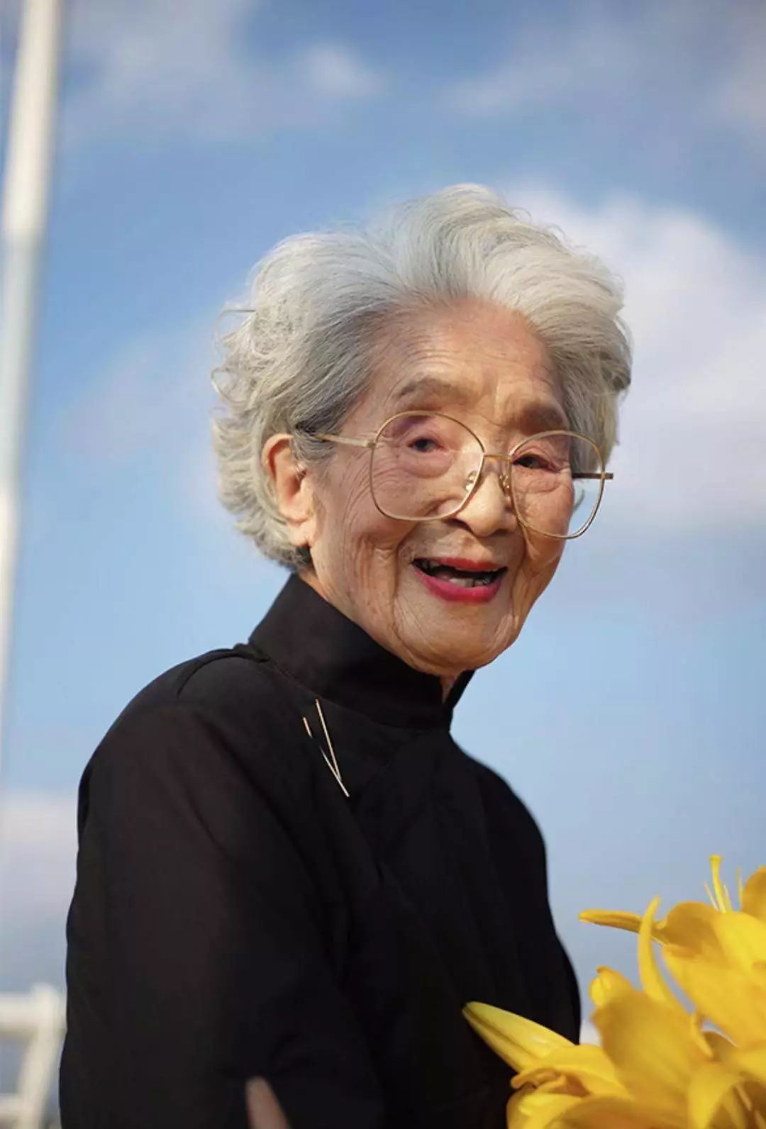 抖音百岁吃货奶奶获赞4800万喝可乐吃烧烤无辣不欢爱火锅