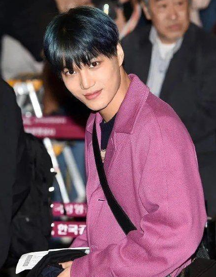 雪莉出殡日艺人穿黑衣哀悼exo成员kai穿粉衣服对镜头微笑比v