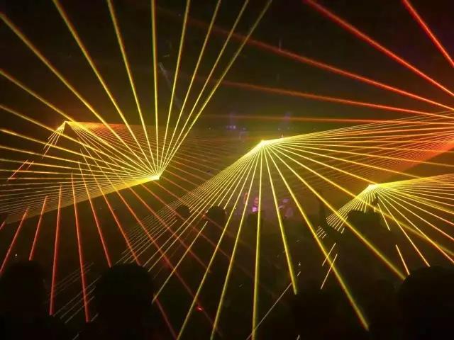 武汉军运会上的激光高科技_世界