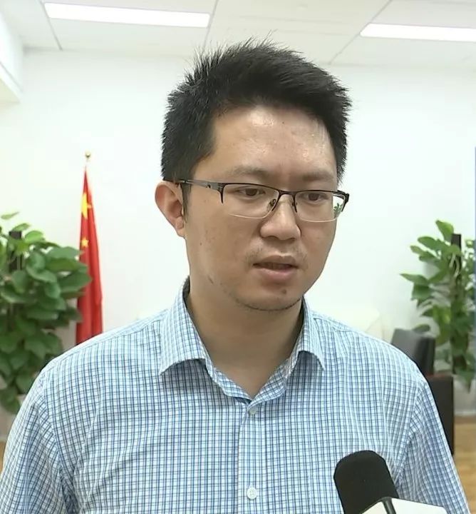 朱旭东市甬舟铁路建设指挥部征迁部副部长副秘书长带领着我们到各个