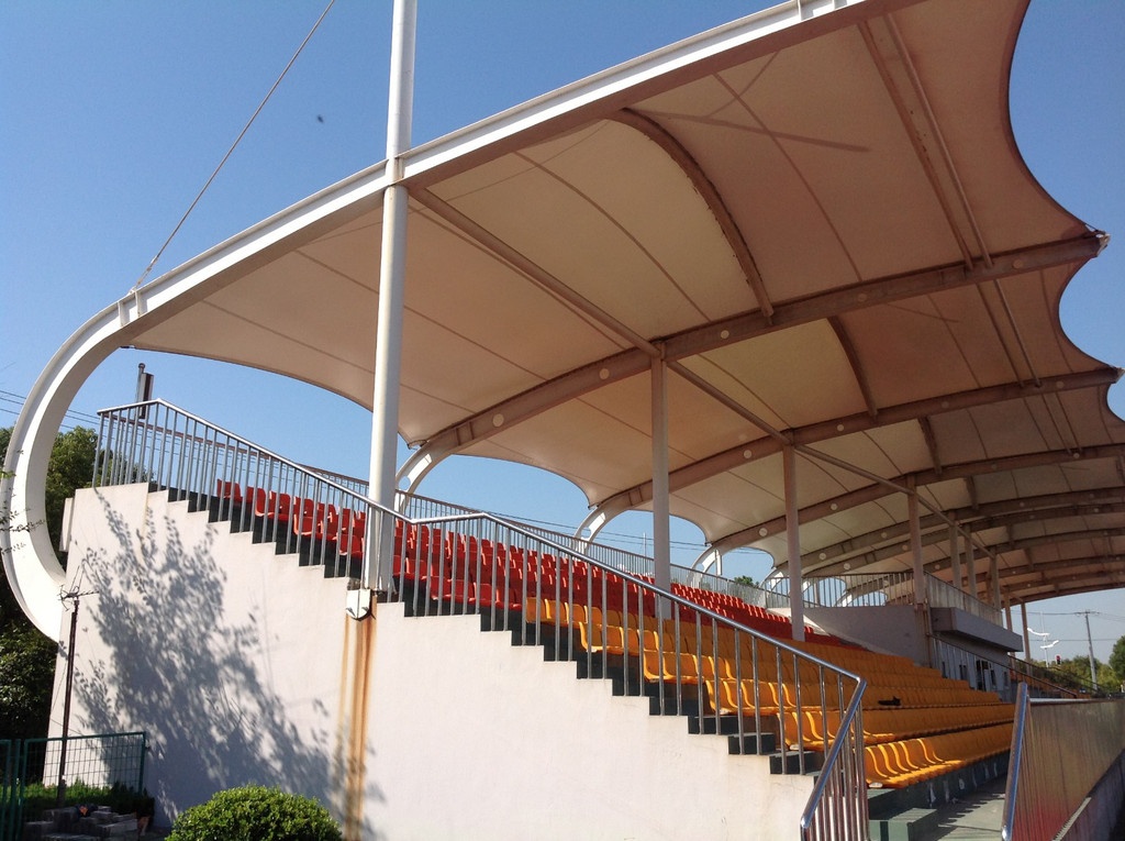 清远某学校体育看台600平方张拉膜遮阳棚工程,安装价钱是多少?