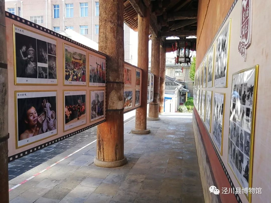 本次展览共展出摄影作品152幅,其中"老照片"上百幅.